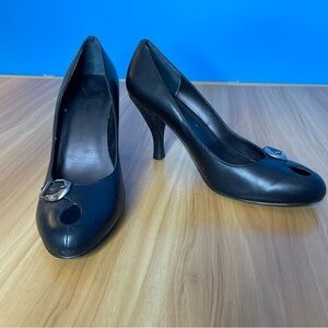 Sascha Too peeptoe keyhole toebox buckled heels black leather 9.5